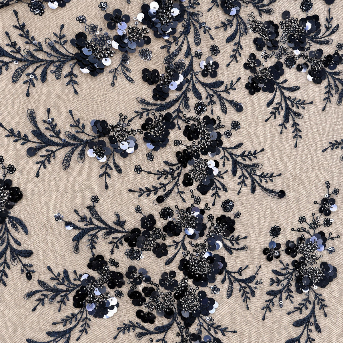 Perlenspitze Marineblau 3D-Blüten – Detail der Perlen und Pailletten – Stoffeya