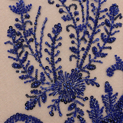 Perlenspitze Marineblau mit Damastmuster auf Nude-Tüll – Stoffeya